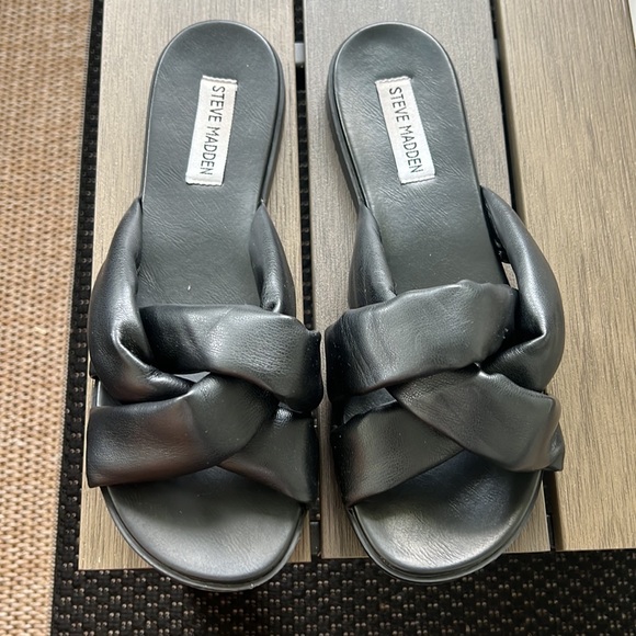 Women's Steve Madden Sandals Size 8. Color: Black Criss Cross Puffy Straps - Picture 3 of 4